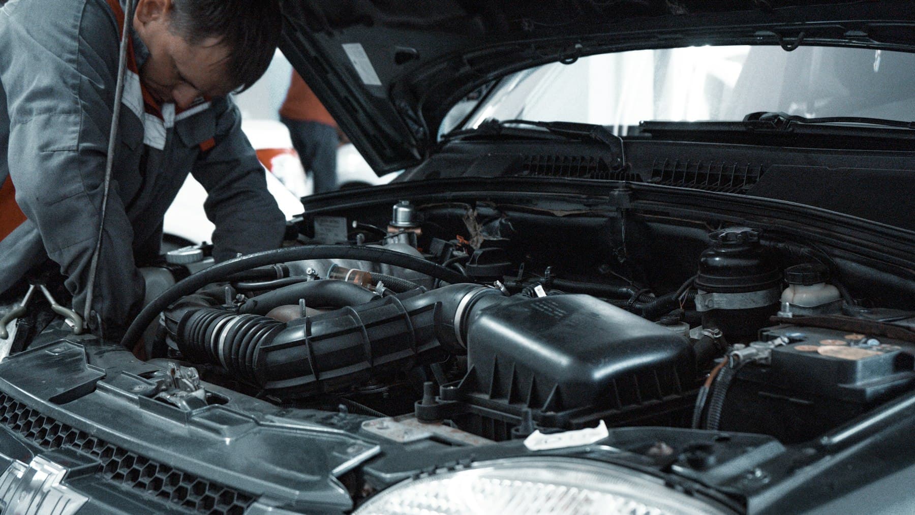 Autobatterij in het motorcompartiment