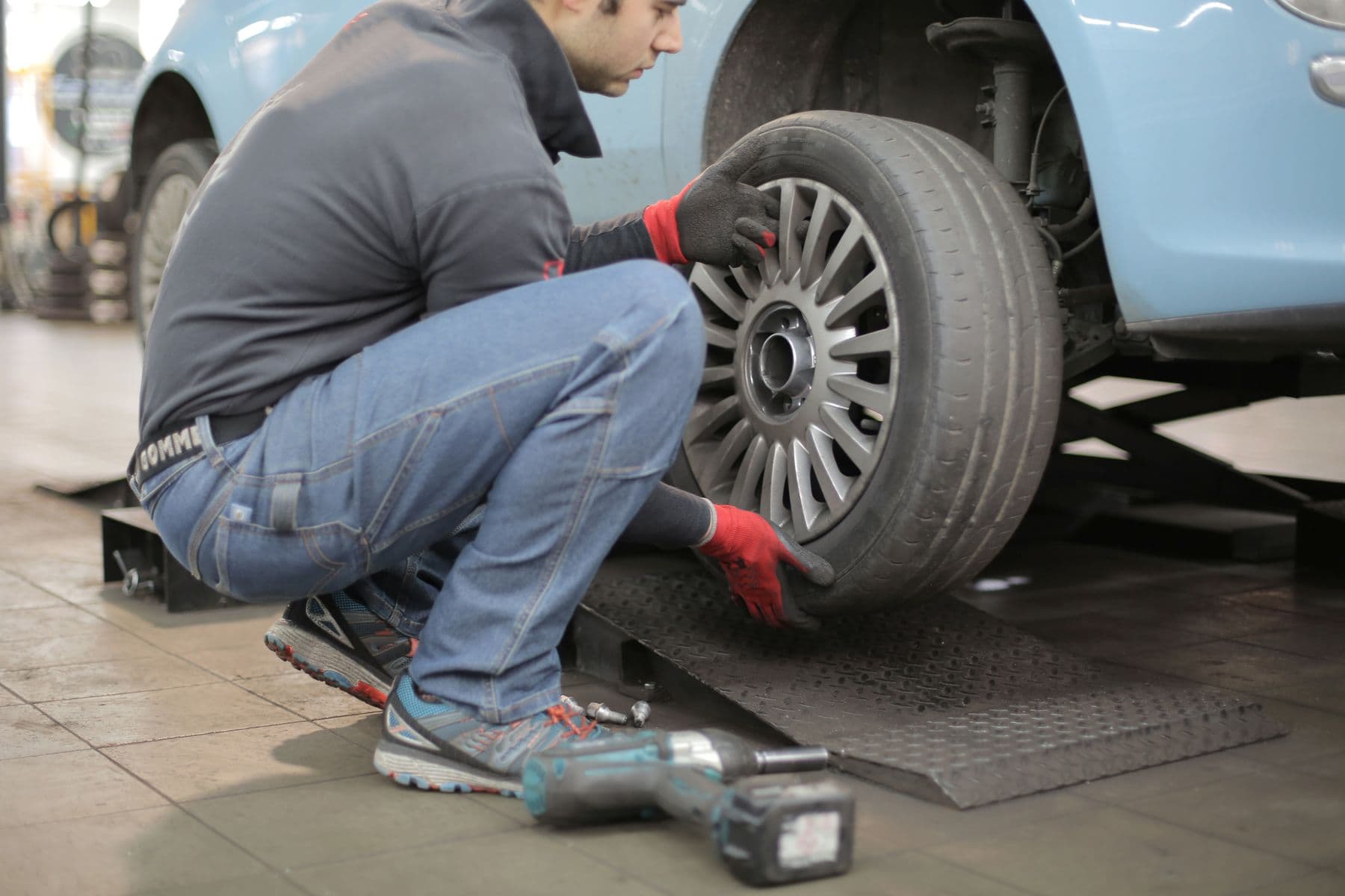Wissel van een autoband op de velg