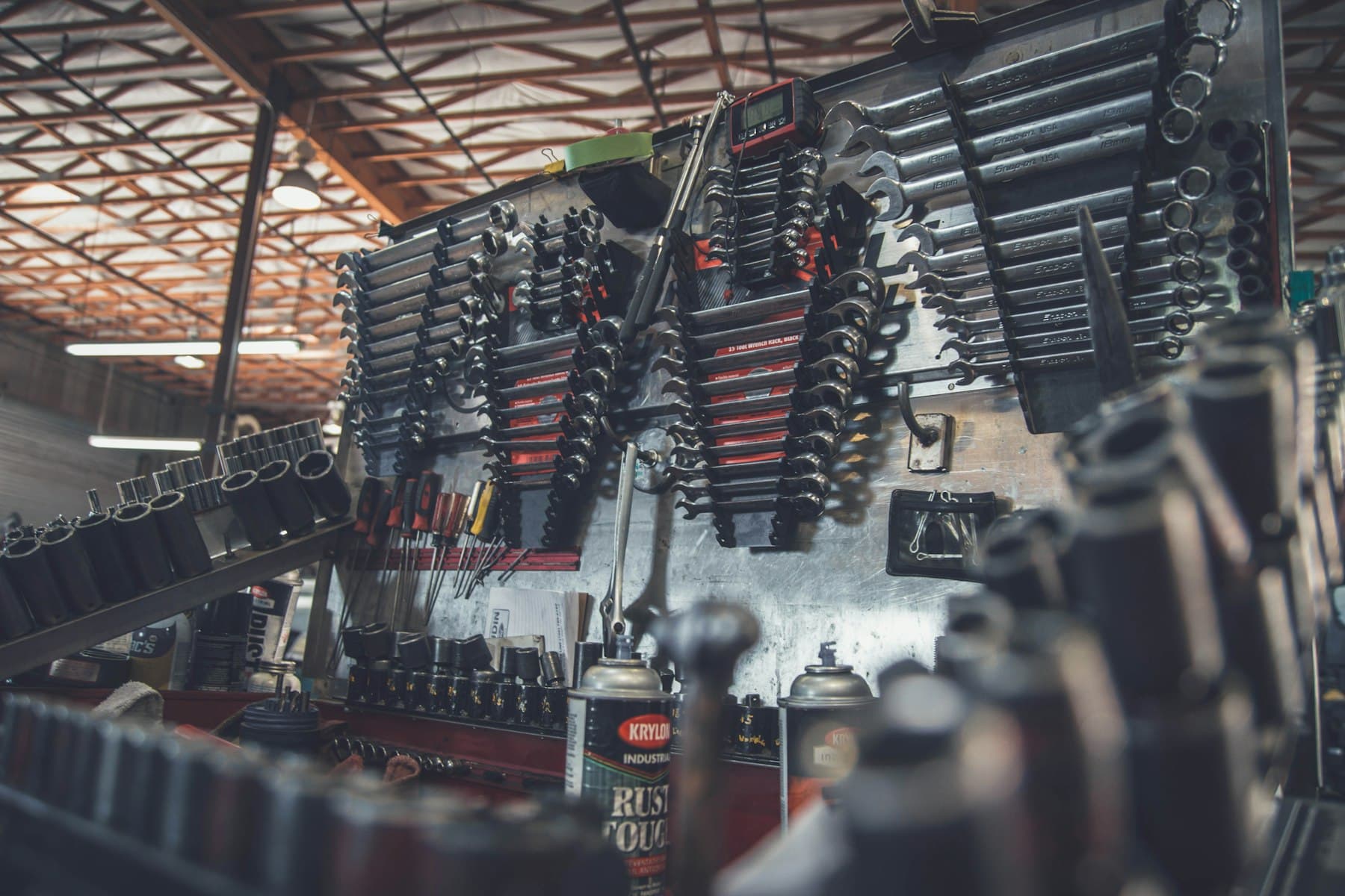 Gereedschapswand in een autowerkplaats